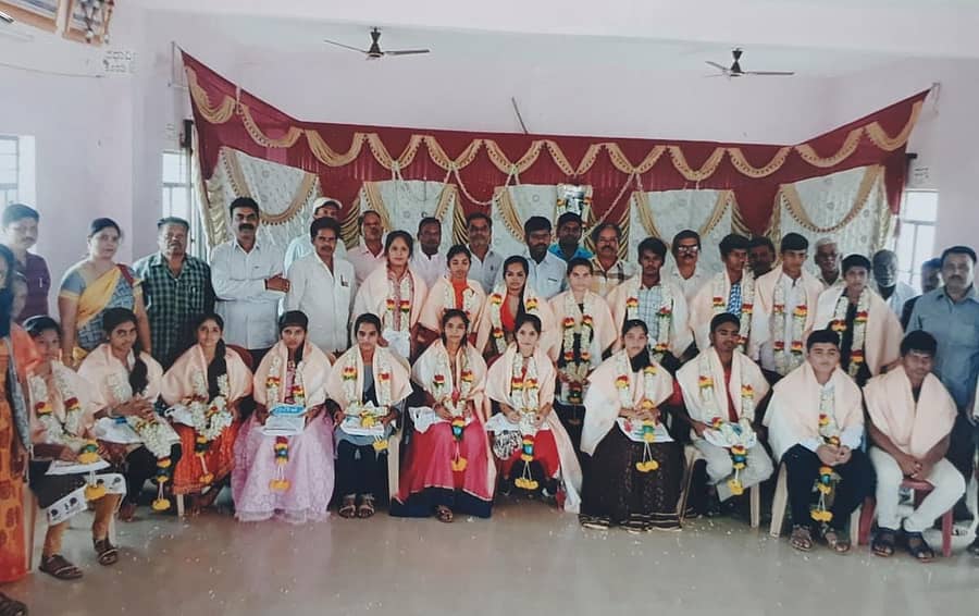 ಶಿರಾದಲ್ಲಿ ಈಚೆಗೆ ಎಸ್ಸೆಸ್ಸೆಲ್ಸಿ ಮತ್ತು ಪಿಯುಸಿಯಲ್ಲಿ ಅತಿ ಹೆಚ್ಚು ಅಂಕ ಪಡೆದ ಪ್ರತಿಭಾವಂತ ವಿದ್ಯಾರ್ಥಿಗಳಿಗೆ ಪ್ರತಿಭಾ ಪುರಸ್ಕಾರ ನೀಡಿ ಗೌರವಿಸಲಾಯಿತು