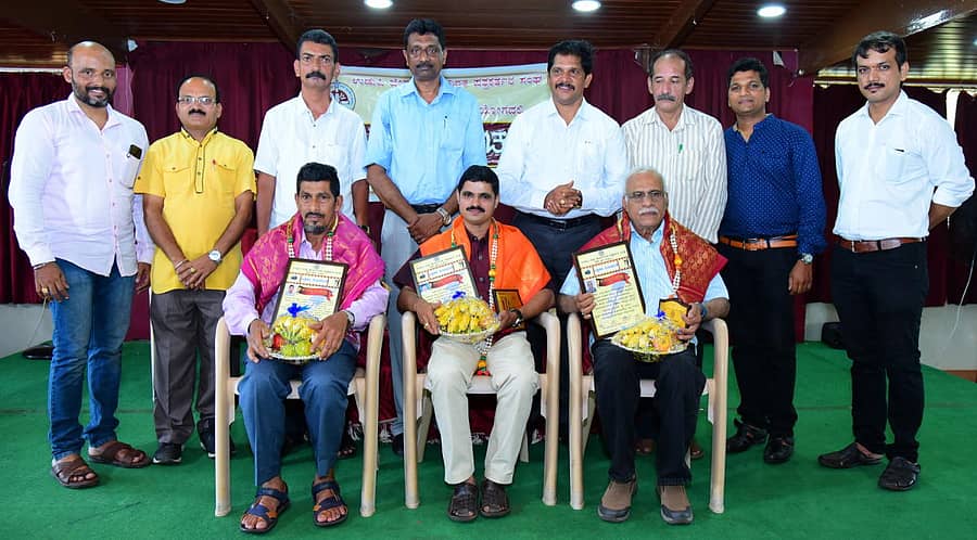 ಬಡಗಬೆಟ್ಟು ಕೋ ಆಪರೇಟಿವ್ ಸೊಸೈಟಿಯ ಸಭಾಂಗಣದಲ್ಲಿ ಸೋಮವಾರ ನಡೆದ ಪತ್ರಿಕಾ ದಿನಾಚರಣೆಯಲ್ಲಿ ಹಿರಿಯ ಪತ್ರಕರ್ತರು ಹಾಗೂ ಪತ್ರಿಕಾ ವಿತರಕರನ್ನು ಸನ್ಮಾನಿಸಲಾಯಿತು.