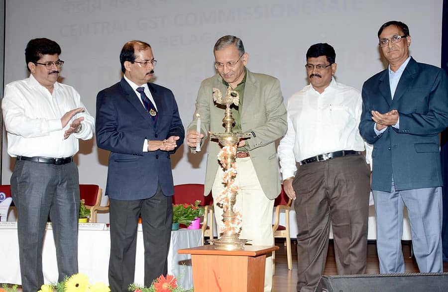 ಬೆಳಗಾವಿಯಲ್ಲಿ ಸೋಮವಾರ ನಡೆದ ಜಿಎಸ್ಟಿ ದಿನಾಚರಣೆ ಕಾರ್ಯಕ್ರಮವನ್ನು ಕೆಎಲ್ಇ ಉನ್ನತ ಶಿಕ್ಷಣ ಹಾಗೂ ಸಂಶೋಧನಾ ಅಕಾಡೆಮಿ ಕುಲಪತಿ ಡಾ.ವಿವೇಕ್ ಸಾವೊಜಿ ಉದ್ಘಾಟಿಸಿದರು