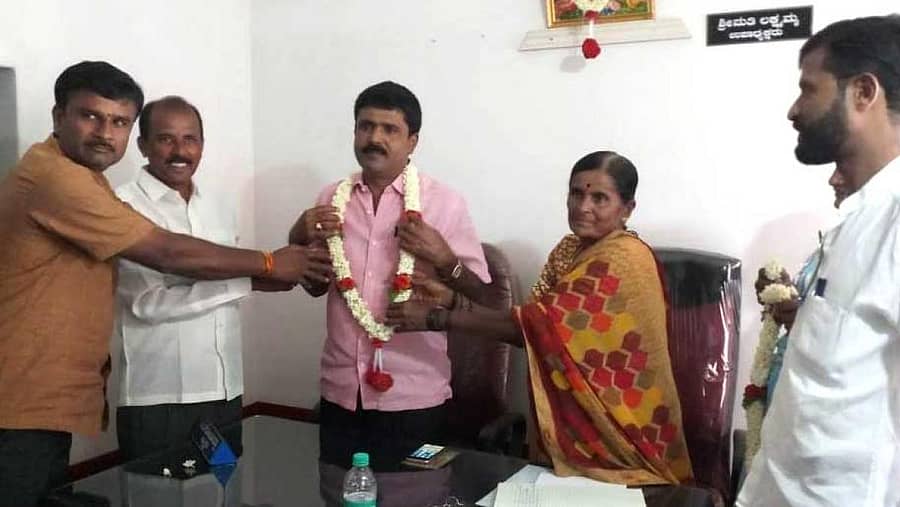 ನೂತನ ಅಧ್ಯಕ್ಷ ಆರ್.ಮಂಜುನಾಥ್ರನ್ನು ನಿರ್ದೇಶಕರು ಅಭಿನಂದಿಸಿದರು.