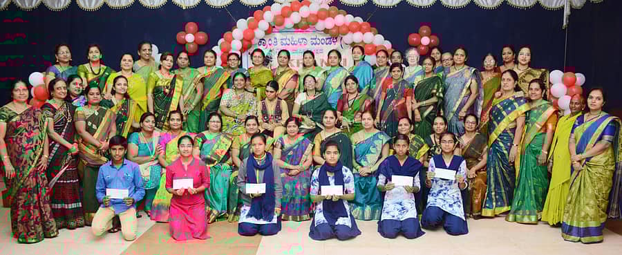 ಬೆಳಗಾವಿಯ ಕ್ರಾಂತಿ ಮಹಿಳಾ ಮಂಡಳದಿಂದ ಪ್ರತಿಭಾ ಪುರಸ್ಕಾರ ಪಡೆದವರೊಂದಿಗೆ ಅತಿಥಿಗಳು ಹಾಗೂ ಪದಾಧಿಕಾರಿಗಳು ಇದ್ದಾರೆ