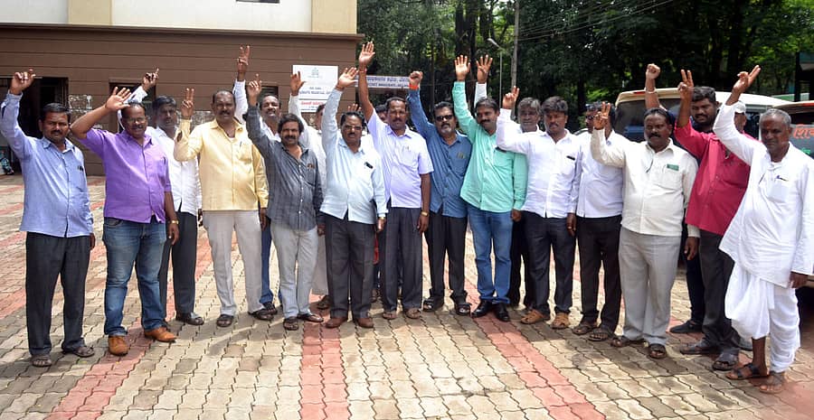 ವಿವಿಧ ಇಲಾಖೆಯ ಕಾಮಗಾರಿಗಳ ಪ್ಯಾಕೇಜ್ ಟೆಂಡರ್ಗಳನ್ನು ಪ್ರತ್ಯೇಕವಾಗಿಯೇ ಕರೆಯುವಂತೆ ಒತ್ತಾಯಿಸಿ ಎಸ್ಸಿ–ಎಸ್ಟಿ ಗುತ್ತಿಗೆದಾರರ ಸಂಘದ ಜಿಲ್ಲಾ ಘಟಕದ ಸದಸ್ಯರು ಬೆಳಗಾವಿ ಜಿಲ್ಲಾಧಿಕಾರಿ ಕಚೇರಿಯ ಆವರಣದಲ್ಲಿ ಸೋಮವಾರ ಪ್ರತಿಭಟನೆ ನಡೆಸಿದರು