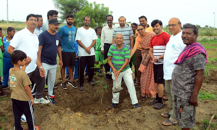 ಯಾದಗಿರಿಯ ಜಿಲ್ಲಾ ಕ್ರೀಡಾಂಗಣದಲ್ಲಿ ಸೋಮವಾರ ವೈದ್ಯರ ದಿನಾಚರಣೆ ಅಂಗವಾಗಿ ಸಸಿ ನೆಡುವ ಮೂಲಕ ಚಾಲನೆ ನೀಡಲಾಯಿತು
