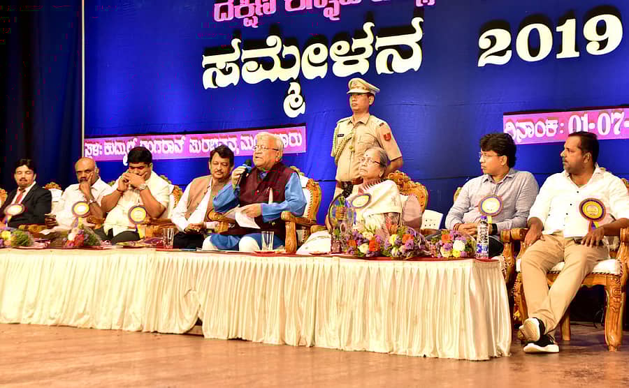 ಮಂಗಳೂರಿನಲ್ಲಿ ಸೋಮವಾರ ನಡೆದ ದಕ್ಷಿಣ ಕನ್ನಡ ಜಿಲ್ಲಾ ಪತ್ರಕರ್ತರ ಸಮ್ಮೇಳನದಲ್ಲಿ ನಾಗಾಲ್ಯಾಂಡ್ ರಾಜ್ಯಪಾಲ ಪಿ.ಬಿ. ಆಚಾರ್ಯ ಮಾತನಾಡಿದರು. ಕಾರ್ಯನಿರತ ಪತ್ರಕರ್ತರ ಸಂಘದ ಜಿಲ್ಲಾ ಘಟಕದ ಅಧ್ಯಕ್ಷ ಶ್ರೀನಿವಾಸ ನಾಯಕ ಇಂದಾಜೆ, ರಾಜ್ಯ ಘಟಕದ ಅಧ್ಯಕ್ಷ ಶಿವಾನಂದ ತಗಡೂರು, ಶಾಸಕ ಡಿ. ವೇದವ್ಯಾಸ ಕಾಮತ್, ಹಿರಿಯ ಪತ್ರಕರ್ತ ಈಶ್ವರ ದೈತೋಟ, ರಾಜ್ಯಪಾಲರ ಪತ್ನಿ ಕವಿತಾ ಆಚಾರ್ಯ, ಶಾಸಕ ಡಾ.ಭರತ್ ಶೆಟ್ಟಿ ವೈ, ಸಚಿವ ಯು.ಟಿ.ಖಾದರ್ ಇದ್ದಾರೆ