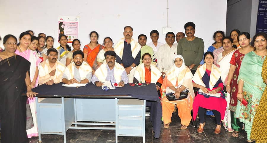 ಹೊಸಪೇಟೆಯಲ್ಲಿ ಸೋಮವಾರ ನಡೆದ ಕಾರ್ಯಕ್ರಮದಲ್ಲಿ ನೂರು ಹಾಸಿಗೆ ಸರ್ಕಾರಿ ಆಸ್ಪತ್ರೆಯ ವೈದ್ಯರನ್ನು ಸನ್ಮಾನಿಸಲಾಯಿತು