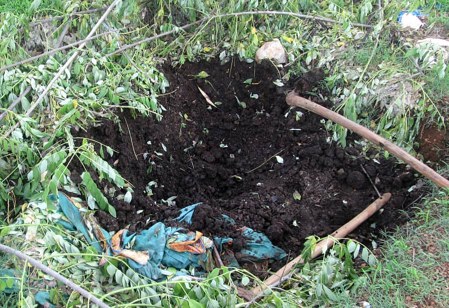 ತಣ್ಣೀರುಕುಳಿಯಲ್ಲಿ ಸಹಜ ಕೃಷಿ ಮೂಲಕ ತರಕಾರಿ ಬೆಳೆಯುವ ಹಾಲಕ್ಕಿ ರೈತರು, ಸೆಗಣಿ ಗೊಬ್ಬರ ಗುಂಡಿ ತಯಾರಿಸಿರುವುದು.