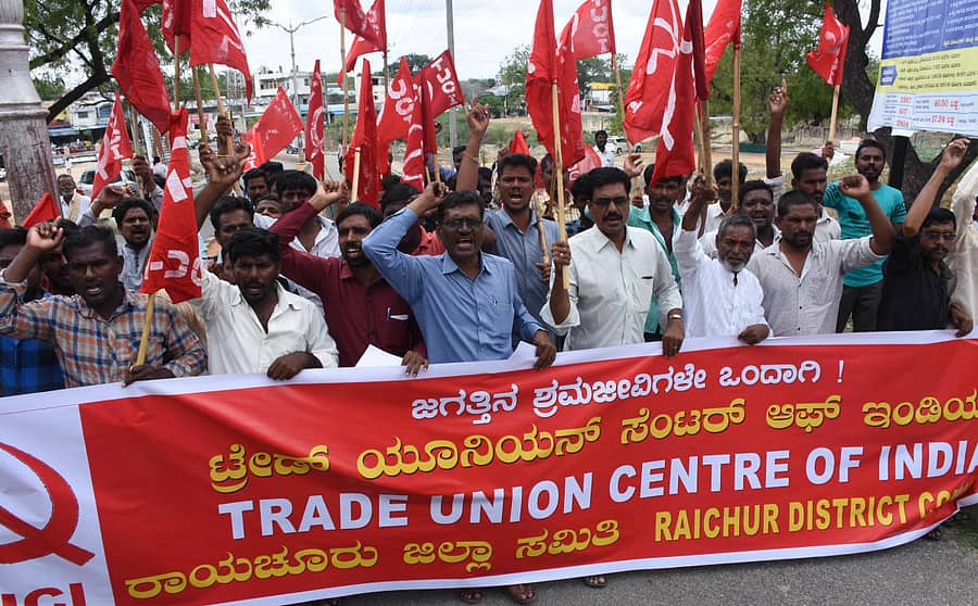 ರಾಯಚೂರಿನಲ್ಲಿ ಟಿಯುಸಿಐ ಸಂಘಟನೆ ಸದಸ್ಯರು ಪೊಲೀಸ್ ಅಧಿಕಾರಿಗಳ ಅಮಾನತು ರದ್ದುಪಡಿಸಿ, ವೆಂಕಟರಾವ್ ನಾಡಗೌಡರನ್ನು ಸಚಿವ ಸಂಪುಟದಿಂದ ಕೈಬಿಡಲು ಒತ್ತಾಯಿಸಿ ಸೋಮವಾರ ಪ್ರತಿಭಟನೆ ನಡೆಸಿದರು