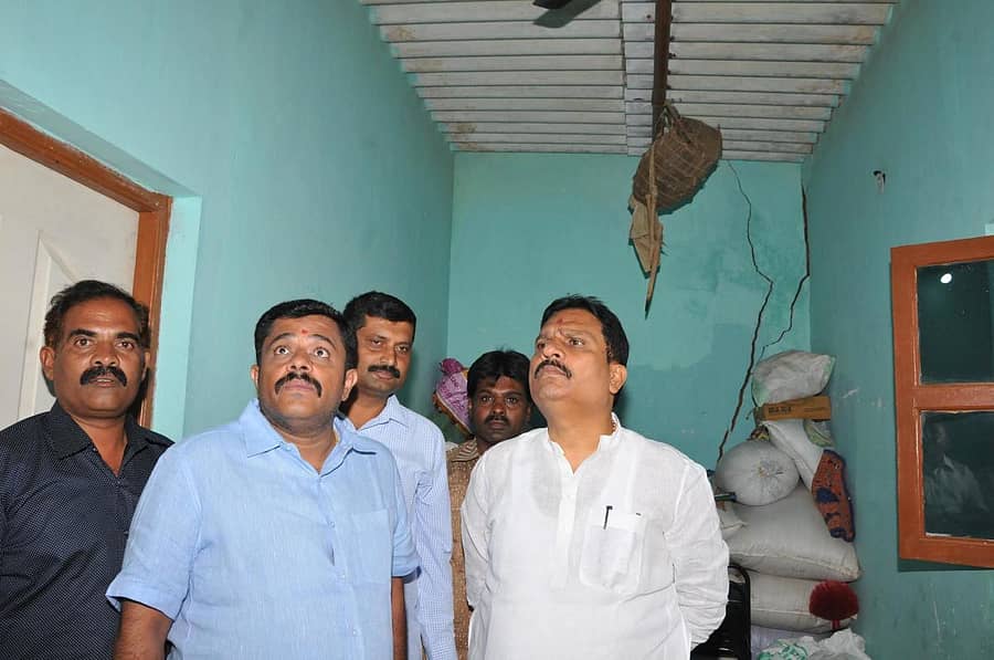 ತುಮಕೂರು ತಾಲ್ಲೂಕು ಅಜ್ಜಪ್ಪನಹಳ್ಳಿ ಗ್ರಾಮದಲ್ಲಿ ಕ್ರಷರ್ ಘಟಕದ ತೀವ್ರತರದ ಸ್ಪೋಟಕ್ಕೆ ಬಿರುಕು ಬಿಟ್ಟಿದೆಯೆನ್ನಲಾದ ಮನೆಯನ್ನು ಸಚಿವ ರಾಜಶೇಖರ್ ಪಾಟೀಲ್ ವೀಕ್ಷಿಸಿದರು. ಶಾಸಕ ಡಿ.ಸಿ.ಗೌರಿಶಂಕರ್ ಇದ್ದರು