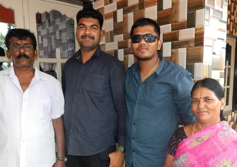 ಕುಟುಂಬಸ್ಥರೊಂದಿಗೆ ಯೋಧ ಎಚ್.ಎನ್.ಮಹೇಶ್ (ಎಡದಿಂದ ಮೂರನೆಯವರು) 