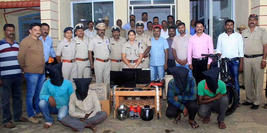 ಕುಶಾಲನಗರದ ಹೆಬ್ಬಾಲೆ ಗ್ರಾಮದಲ್ಲಿ ಎ.ಆರ್.ಸರ್ವಿಸ್ ಸ್ಟೇಷನ್ನಲ್ಲಿ ಸುಲಿಗೆ ನಡೆಸಿದ್ದ ಆರೋಪಿಗಳನ್ನು ಪೊಲೀಸರು ಬಂಧಿಸಿದ್ದಾರೆ