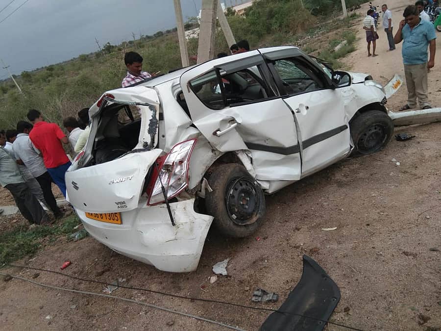 ರಾಯಚೂರು ನಗರದ ಹೊರವಲಯದ ಎಂಪಿಸಿಎಲ್ ಬಳಿ ಸೋಮವಾರ ನಡೆದ ರಸ್ತೆ ಅಪಘಾತದಲ್ಲಿ ನಜ್ಜುಗುಜ್ಜಾದ ಕಾರು