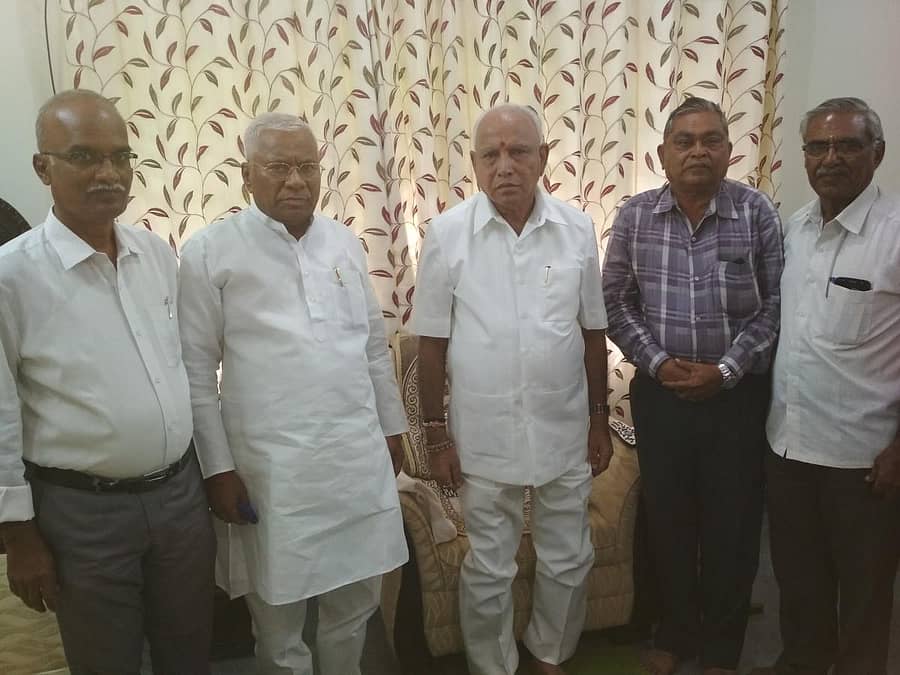 ಬೆಂಗಳೂರಿನಲ್ಲಿ ಭಾನುವಾರ ಸಂಸದ ಜಿ.ಎಸ್.ಬಸವರಾಜು ಅವರು ಬಿ.ಎಸ್. ಯಡಿಯೂರಪ್ಪ ಅವರನ್ನು ಭೇಟಿ ಮಾಡಿದರು. ಬೆಂಗಳೂರಿನ ಬಿಎಸ್ವೈ ಮನೆಯಲ್ಲಿ ಶ್ರೀ ಬಿ.ಎಸ್.ಯಡಿಯೂರಪ್ಪನವರು. ಕುಂದರನಹಳ್ಳಿ ರಮೇಶ್, ಗುರುಸಿದ್ದಪ್ಪ, ಶಿವರುದ್ರಯ್ಯ, ಬಿ.ಬಿ.ಮಹದೇವಪ್ಪ ಇದ್ದರು