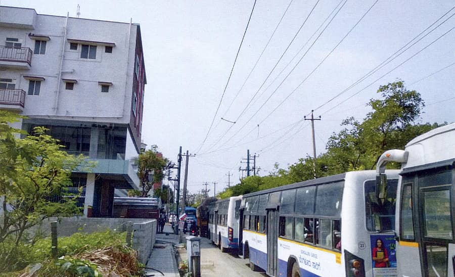 ಎಚ್ಬಿಆರ್ ಬಡಾವಣೆ ಬಳಿ ಹೊರ ವರ್ತುಲ ರಸ್ತೆಯ ಸರ್ವಿಸ್ ರಸ್ತೆಯಲ್ಲಿ ವಾಹನ ದಟ್ಟಣೆ