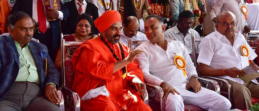 ನಿಜಗುಣಪ್ರಭು ತೋಂಟದಾರ್ಯ ಸ್ವಾಮೀಜಿ ಹಾಗೂ ದಿನೇಶ್‌ ಗುಂಡೂರಾವ್‌ ಚರ್ಚಿಸಿದರು. ವಿಧಾನಪರಿಷತ್ ಸದಸ್ಯ ಎಚ್‌.ಎಂ.ರೇವಣ್ಣ ಇದ್ದಾರೆ