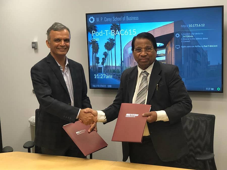 ಒಪ್ಪಂದಕ್ಕೆ ಸಹಿ ಹಾಕಿದ ನಂತರ ಕೈ ಕುಲಕಿದ ಕೇ ಫಾರ್ರಿಸ್ ಮತ್ತು ವಿಐಟಿ ಕುಲಪತಿ ಜಿ. ವಿಶ್ವನಾಥನ್ 