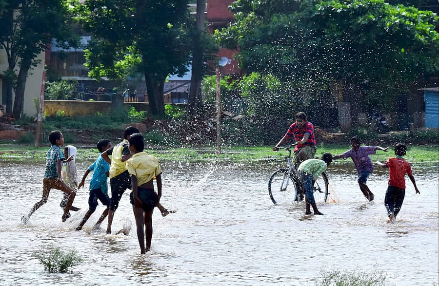 ಹುಬ್ಬಳ್ಳಿ ಗದಗ ರಸ್ತೆಯ ಯುನೈಟೆಡ್‌ ಆಂಧ್ರ ಅಸೋಸಿಯೇಶನ್ಸ್‌ ತೆಲುಗು ಪ್ರಾಥಮಿಕ ಹಾಗೂ ಪ್ರೌಢಶಾಲೆ ಮೈದಾನದಲ್ಲಿ ನಿಂತ ಮಳೆ ನೀರಿನಲ್ಲಿ ಮಕ್ಕಳು ಆಟದಲ್ಲಿ ತೊಡಗಿದರು ಪ್ರಜಾವಾಣಿ ಚಿತ್ರ: ತಾಜುದ್ದೀನ್‌ ಆಜಾದ್‌