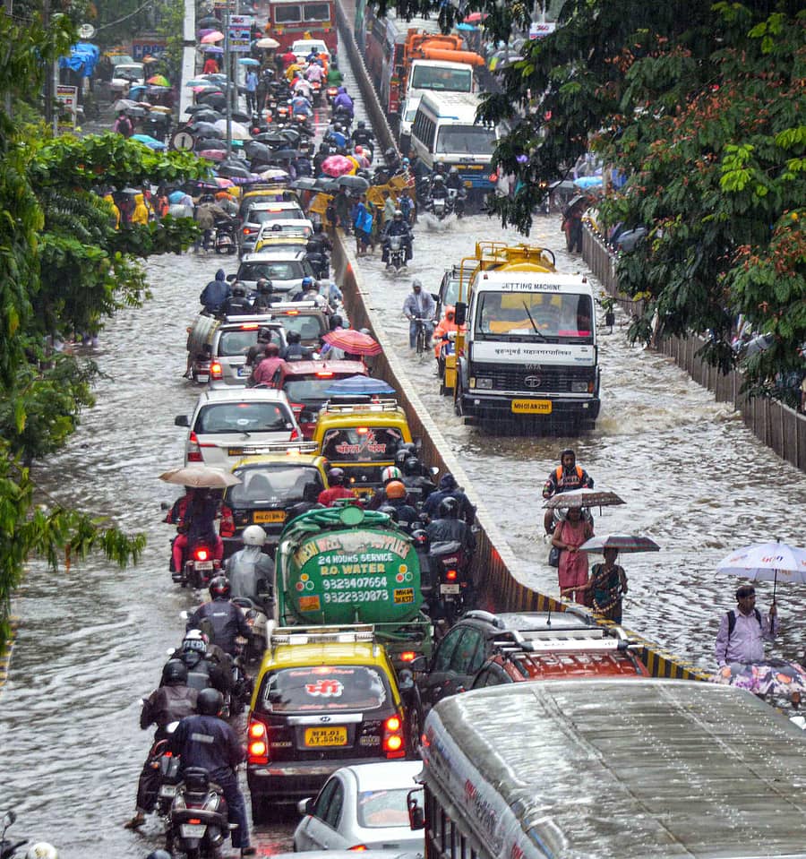 ಭಾರಿ ಮಳೆ, ಪ್ರವಾಹದಿಂದ ಮುಂಬೈನ ಎಲ್ಫಿನ್‌ಸ್ಟನ್‌ ರಸ್ತೆಯಲ್ಲಿ ಉಂಟಾದ ಸಂಚಾರ ದಟ್ಟಣೆ