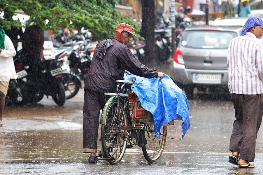 ಹುಬ್ಬಳ್ಳಿಯಲ್ಲಿ ಮಳೆಯಲ್ಲಿ ವ್ಯಾಪಾರದ ಕಸರತ್ತು