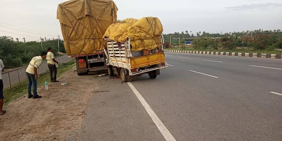 ರಾಷ್ಟ್ರೀಯ ಹೆದ್ದಾರಿ -48ರ ಕಾಮತ್ ಹೋಟಲ್ ಬಳಿ ಮಂಗಳವಾರ ಲಾರಿ ಮತ್ತು ಟಾಟಾ ಏಸ್ ವಾಹನದ ನಡುವೆ ಅಪಘಾತ ಸಂಭವಿಸಿರುವುದು