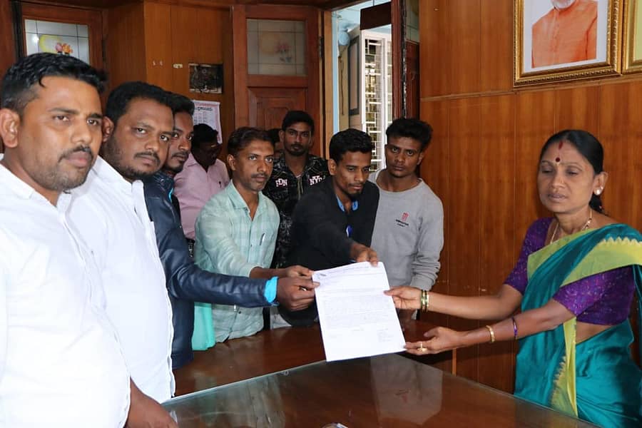 ಶಿವಮೊಗ್ಗದಲ್ಲಿ ಮಂಗಳವಾರ ಎಸ್ಡಿಪಿಐ ಕಾರ್ಯಕರ್ತರು ಚರಂಡಿ, ರಸ್ತೆ ಕಾಮಗಾರಿ ದುರಸ್ತಿಗೆ ಆಗ್ರಹಿಸಿ ಮೇಯರ್ ಲತಾ ಗಣೇಶ್ ಅವರಿಗೆ ಮನವಿ ಸಲ್ಲಿಸಿದರು.