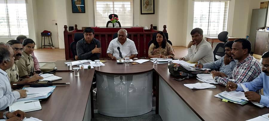 ಕೋಲಾರ ಜಿಲ್ಲಾಧಿಕಾರಿ ಕಚೇರಿಯಲ್ಲಿ ಮಂಗಳವಾರ ವಿಧಾನಸಭಾಧ್ಯಕ್ಷ ಕೆ.ಆರ್.ರಮೇಶ್‌ಕುಮಾರ್ ವಿವಿಧ ಇಲಾಖಾಧಿಕಾರಿಗಳ ಸಭೆ ನಡೆಸಿದರು.