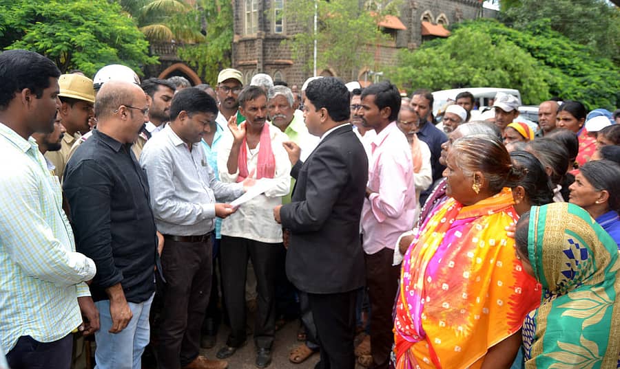 ಬೆಳಗಾವಿಯ ಹಳೆಯ ಸಗಟು ತರಕಾರಿ ಮಾರುಕಟ್ಟೆಯಲ್ಲಿ ಮಳಿಗೆಗಳನ್ನು ಆರಂಭಿಸಿ ವ್ಯಾಪಾರ ನಡೆಸಲು ಅನುಕೂಲ ಕಲ್ಪಿಸಬೇಕು ಎಂದು ಆಗ್ರಹಿಸಿ ವ್ಯಾಪಾರಸ್ಥರು ಮಂಗಳವಾರ ಜಿಲ್ಲಾಧಿಕಾರಿಗೆ ಮನವಿ ಸಲ್ಲಿಸಿದರು