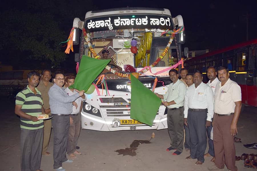 ಹೊಸಪೇಟೆ–ಧರ್ಮಸ್ಥಳ ನಡುವೆ ಸ್ಲೀಪರ್ ಬಸ್ ಸಂಚಾರಕ್ಕೆ ವಿಭಾಗೀಯ ನಿಯಂತ್ರಣಾಧಿಕಾರಿ ಜಿ. ಶೀನಯ್ಯ, ಸಂಚಾರ ಅಧಿಕಾರಿ ಕೆ.ಕೆ. ಲಮಾಣಿ ಹಸಿರು ನಿಶಾನೆ ತೋರಿದರು
