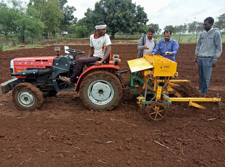 ಬೀದರ್ ತಾಲ್ಲೂಕಿನ ಮಿರ್ಜಾಪುರ ಬಳಿಯ ಹೊಲದಲ್ಲಿ ಕೃಷಿ ಉಪಕರಣದ ಮೂಲಕ ಬಿತ್ತನೆಯಲ್ಲಿ ತೊಡಗಿರುವ ರೈತ