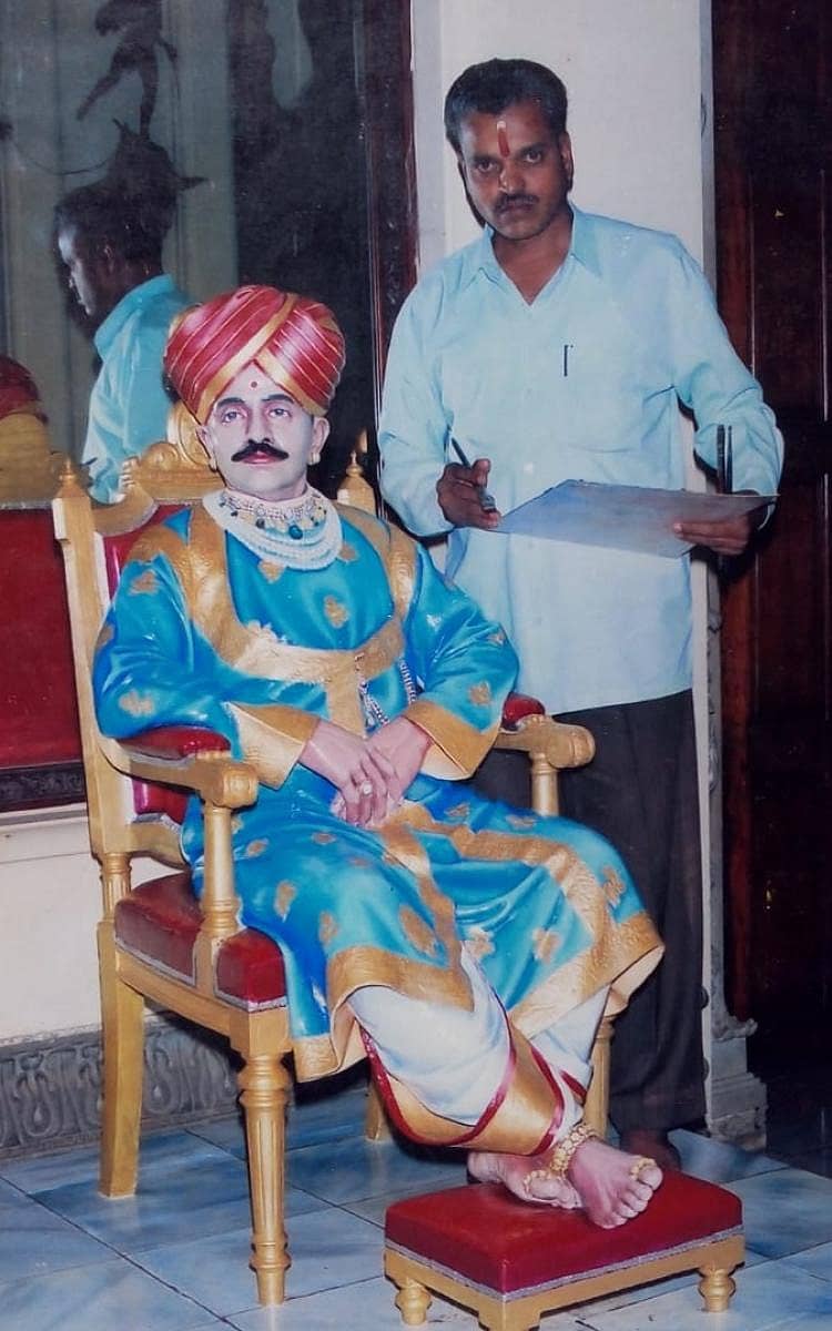 ಮೈಸೂರು ಮಹಾರಾಜ 4ನೇ ಕೃಷ್ಣರಾಜ ಒಡೆಯರ್ ಅವರ ಪ್ರತಿಕೃತಿಯೊಂದಿಗೆ ಮಹದೇವಸ್ವಾಮಿ.