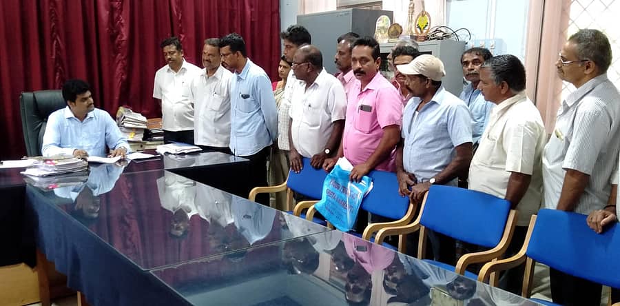 ಶಿರಸಿ ಹೊರವಲಯದ ಚಿಪಗಿ ನಾರಾಯಣಗುರು ನಗರದ ನಿವಾಸಿಗಳು ಉಪವಿಭಾಗಾಧಿಕಾರಿ ಡಾ.ಈಶ್ವರ ಉಳ್ಳಾಗಡ್ಡಿ ಅವರಿಗೆ ಮನವಿ ಸಲ್ಲಿಸಿದರು