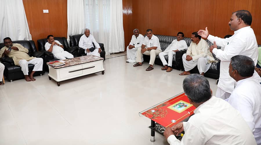 ಬಾಗಲಕೋಟೆಯಲ್ಲಿ ಮಂಗಳವಾರ ಸಕ್ಕರೆ ಸಚಿವ ಆರ್.ಬಿ.ತಿಮ್ಮಾಪುರ ರೈತ ಮುಖಂಡರೊಂದಿಗೆ ಸಭೆ ನಡೆಸಿದರು.