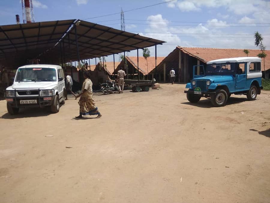 ಜಿಲ್ಲಾಡಳಿತ ದಾಳಿ ಮಾಡಿದ್ದ ನೆಲಮಂಗಲದ ಹನುಮಂತಗೌಡ ಪಾಳ್ಯದಲ್ಲಿರುವ ಇಟ್ಟಿಗೆ ತಯಾರಿಕಾ ಘಟಕ