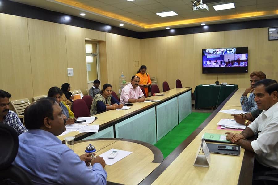 ಹಾಸನ ಜಿಲ್ಲಾಧಿಕಾರಿ ಅಕ್ರಂ ಪಾಷಾ ಅವರು ಸ್ಥಳೀಯ ಸಂಸ್ಥೆ ಅಧಿಕಾರಿಗಳ ಸಭೆ ನಡೆಸಿದರು.