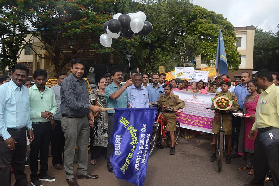 ಬೆಳಗಾವಿಯಲ್ಲಿ ‘ಅಂತರರಾಷ್ಟ್ರೀಯ ಮಾದಕ ವಸ್ತುಗಳ ಸೇವನೆ ಮತ್ತು ಕಳ್ಳಸಾಗಾಣಿಕೆ ವಿರೋಧಿ ದಿನಾಚರಣೆ’ ಅಂಗವಾಗಿ ಮಂಗಳವಾರ ನಡೆದ ಬೈಸಿಕಲ್ ಜಾಥಾವನ್ನು ಜಿಲ್ಲಾ ಪಂಚಾಯ್ತಿ ಸಿಇಒ ಡಾ.ಕೆ.ವಿ. ರಾಜೇಂದ್ರ, ಹೆಚ್ಚುವರಿ ಜಿಲ್ಲಾಧಿಕಾರಿ ಡಾ.ಎಚ್.ಬಿ. ಬೂದೆಪ್ಪ ಉದ್ಘಾಟಿಸಿದರು