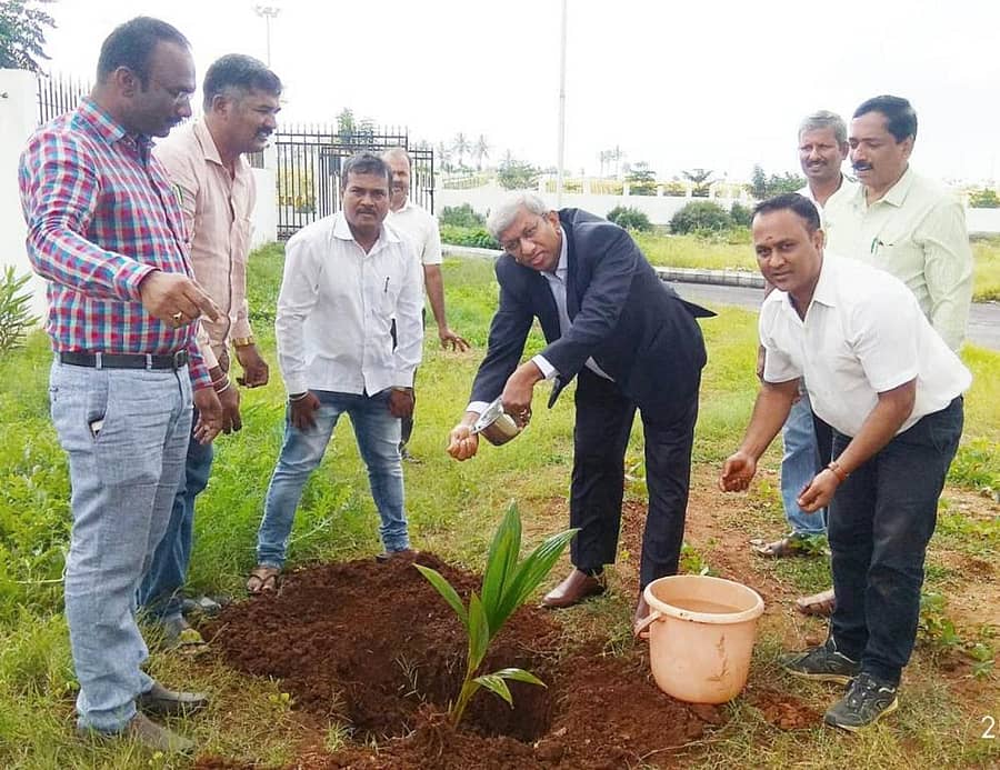‌‌ರಾಜ್ಯ ಮುಕ್ತ ವಿಶ್ವವಿದ್ಯಾಲಯದ ಕುಲಪತಿ ವಿದ್ಯಾಶಂಕರ್‌ ಅವರು ಹಾಸನದ ಪ್ರಾದೇಶಿಕ ಕೇಂದ್ರದ ಆವರಣದಲ್ಲಿ ಸಸಿ ನೆಟ್ಟರು.