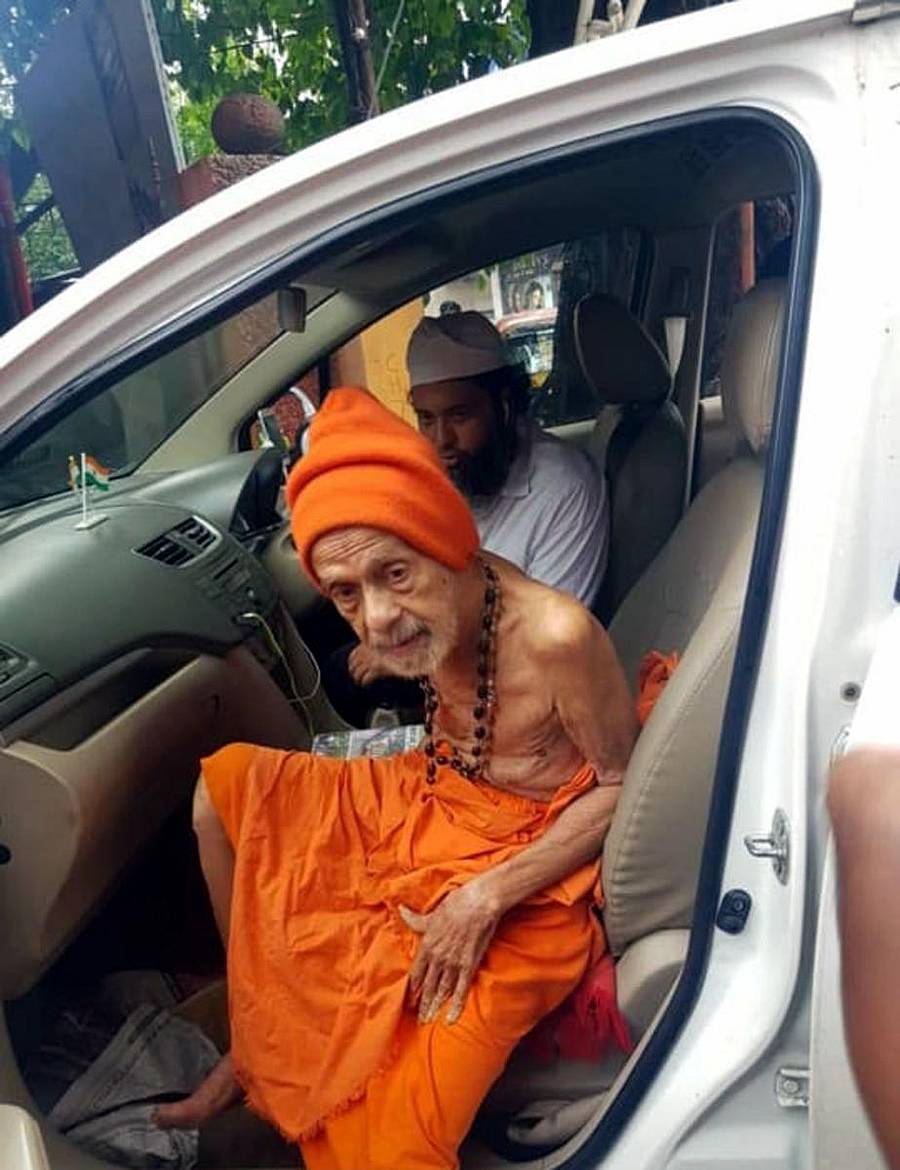 ಪೇಜಾವರ ಮಠದ ವಿಶ್ವೇಶ ತೀರ್ಥರು ಮುಂಬೈನ ಬೊರಿವಿಲಿ ರೈಲು ನಿಲ್ದಾಣದಿಂದ ಡೊಂಬಿವಲಿ ಪ್ರದೇಶಕ್ಕೆ ಮುಸ್ಲಿಂ ವ್ಯಕ್ತಿಯ ಟ್ಯಾಕ್ಸಿಯಲ್ಲಿ ತೆರಳಿದರು.