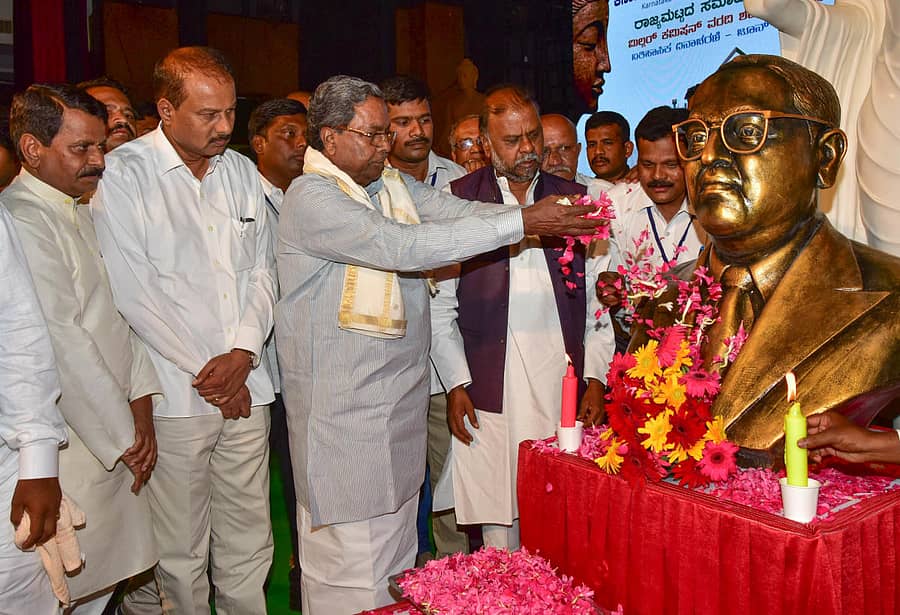 ಡಾ.ಬಿ.ಆರ್. ಅಂಬೇಡ್ಕರ್ ಪ್ರತಿಮೆಗೆ ಸಿದ್ದರಾಮಯ್ಯ ಪುಷ್ಪಾರ್ಚನೆ ಮಾಡಿದರು. ಕಾಂಗ್ರೆಸ್ ಮುಖಂಡರಾದ ಚಂದ್ರಪ್ಪ, ಆರ್. ಧ್ರುವನಾರಾಯಣ, ಎಚ್. ಆಂಜನೇಯ ಇದ್ದಾರೆ - --–ಪ್ರಜಾವಾಣಿ ಚಿತ್ರ