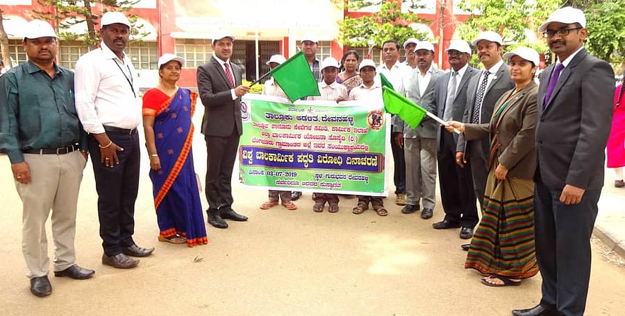 ಬಾಲ ಕಾರ್ಮಿಕ ವಿರೋಧಿ ಅರಿವು ಜಾಥಾಕ್ಕೆ ನ್ಯಾಯಾಧೀಶ ಎ.ಹರೀಶ್ ಹಸಿರು ನಿಶಾನೆ ತೋರಿದರು.