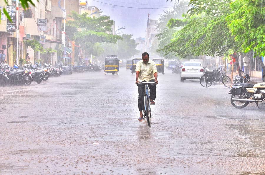 ಬುಧವಾರ ಮಧ್ಯಾಹ್ನ ಸುರಿದ ಮಳೆಯಲ್ಲೇ ವ್ಯಕ್ತಿಯೊಬ್ಬರು ಬೈಸಿಕಲ್ ತುಳಿಯುತ್ತ ಹೊಸಪೇಟೆಯ ಮೇನ್ ಬಜಾರ್ ಮೂಲಕ ಹಾದು ಹೋದರು
