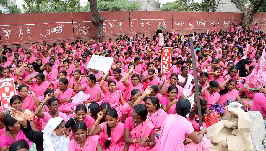 ವಿವಿಧ ಬೇಡಿಕೆಗಳನ್ನು ಈಡೇರಿಸುವಂತೆ ಒತ್ತಾಯಿಸಿ ರಾಯಚೂರಿನಲ್ಲಿ ಕರ್ನಾಟಕ ರಾಜ್ಯ ಸಂಯುಕ್ತ ಆಶಾ ಕಾರ್ಯಕರ್ತೆಯರ ಸಂಘದ ಸದಸ್ಯರು ಬುಧವಾರ ಪ್ರತಿಭಟನೆ ನಡೆಸಿದರು