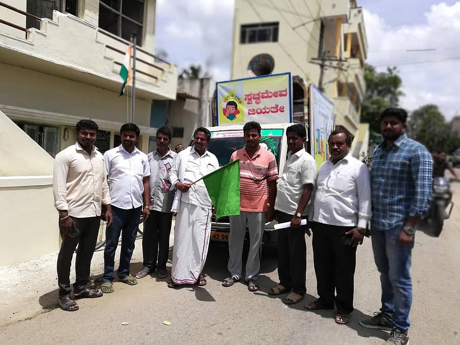 ತೋಕಸಂದ್ರ ಗ್ರಾಮದಲ್ಲಿ ಪಂಚಾಯಿತಿ ಅಧ್ಯಕ್ಷ ಸೋಮನಾಯ್ಕ್ ರಥಕ್ಕೆ ಚಾಲನೆ ನೀಡಿದರು