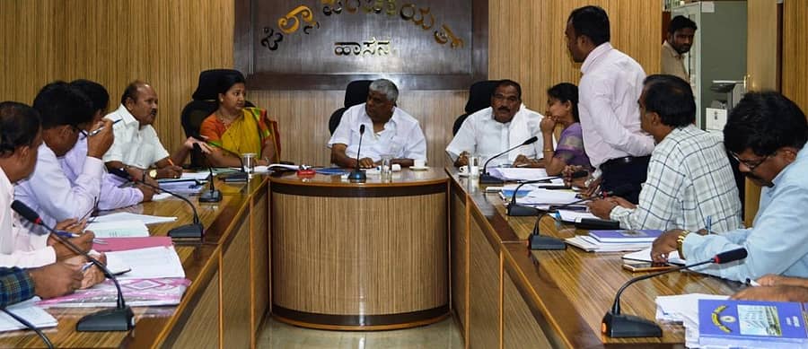 ಹಾಸನದಲ್ಲಿ ಸಚಿವ ಎಚ್‌.ಡಿ.ರೇವಣ್ಣ ಅವರು ಅಧಿಕಾರಿಗಳ ಸಭೆ ನಡೆಸಿದರು.