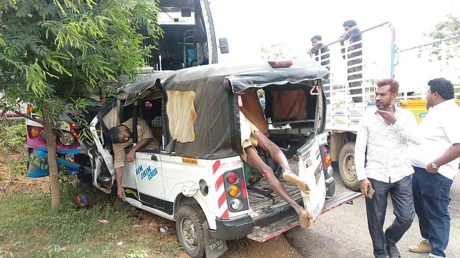 ಚಿಂತಾಮಣಿ ತಾಲ್ಲೂಕಿನ ಮುರುಗಮಲ್ಲ ರಸ್ತೆಯಲ್ಲಿ ಮುಖಾಮುಖಿ ಡಿಕ್ಕಿಯಾದ ಖಾಸಗಿ ಬಸ್ ಮತ್ತು ಟಾಟಾ ಮ್ಯಾಜಿಕ್ ವಾಹನ