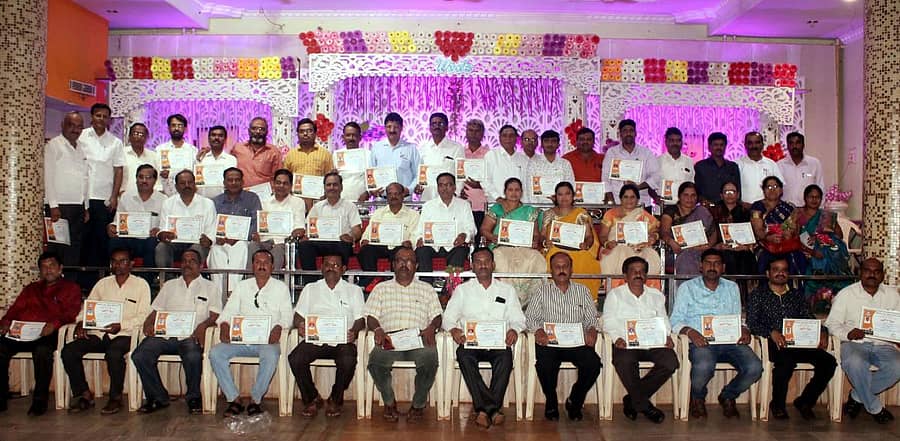 ಬೀದರ್ನ ಎಂ.ಎಸ್. ಪಾಟೀಲ ಫಂಕ್ಷನ್ ಹಾಲ್ನಲ್ಲಿ ಕರ್ನಾಟಕ ರಾಜ್ಯ ಸರ್ಕಾರಿ ನೌಕರರ ಸಂಘದ ಜಿಲ್ಲಾ ಕಾರ್ಯಕಾರಿಣಿ ಸಮಿತಿಗೆ ಆಯ್ಕೆಯಾದ ರಾಜೇಂದ್ರಕುಮಾರ ಗಂದಗೆ ಪೆನಲ್ನ ನಿರ್ದೇಶಕರಿಗೆ ಪ್ರಮಾಣ ಪತ್ರ ವಿತರಿಸಲಾಯಿತು