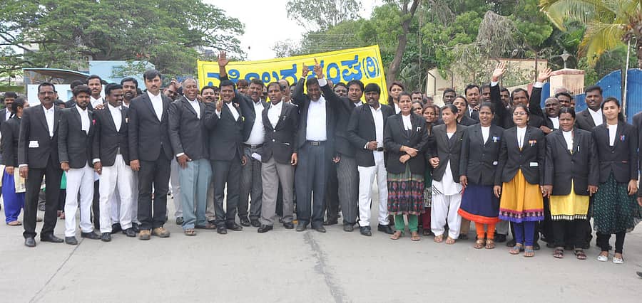 ಭದ್ರಾ ಮೇಲ್ದಂಡೆ ಯೋಜನೆ ಅನುಷ್ಠಾನದಲ್ಲಿ ಆಗುತ್ತಿರುವ ವಿಳಂಬವನ್ನು ವಿರೋಧಿಸಿ ವಕೀಲರು ಚಿತ್ರದುರ್ಗದಲ್ಲಿ ಬುಧವಾರ ಪ್ರತಿಭಟನೆ ನಡೆಸಿದರು.