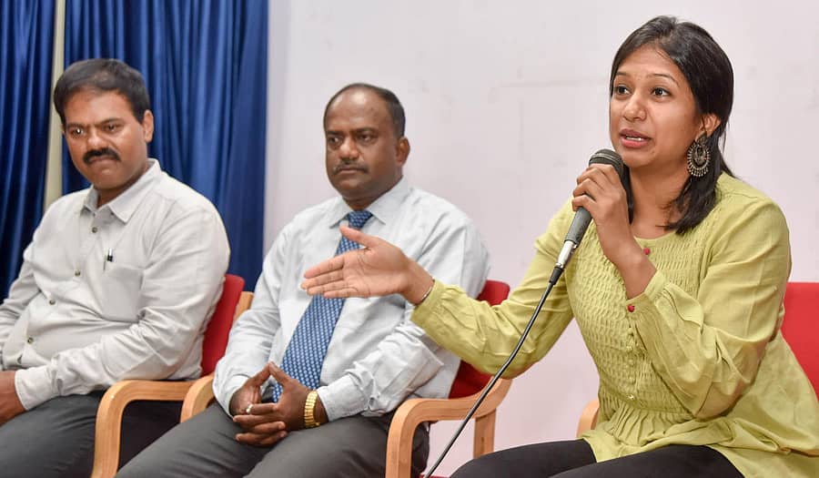 ಮೈಸೂರಿನ ಎಂಜಿನಿಯರುಗಳ ಸಂಸ್ಥೆಯಲ್ಲಿ ಬುಧವಾರ ಆಯೋಜಿಸಿದ್ದ ವಿಶೇಷ ಉಪನ್ಯಾಸ ಕಾರ್ಯಕ್ರಮ‌ದಲ್ಲಿ ಭಾರತೀಯ ವಾಯುಪಡೆಯ ಅಕಾಡೆಮಿಯತ್ತ ಪ್ರಯಾಣದ ತಮ್ಮ ಅನುಭವಗಳನ್ನು ಭಾರತದ ವಾಯುಪಡೆಯ ಫ್ಲೈಯಿಂಗ್ ಬ್ರಾಂಚ್ ಟ್ರೈನಿ ಪೈಲಟ್ ಪುಣ್ಯ ನಂಜಪ್ಪ ಹಂಚಿಕೊಂಡರು. ಸಂಸ್ಥೆಯ ಅಧ್ಯಕ್ಷ ಡಾ.ಆರ್.ಸುರೇಶ್ ಮತ್ತು ಕಾರ್ಯದರ್ಶಿ ಡಿ.ಕೆ.ದಿನೇಶ್ ಕುಮಾರ್ ಇದ್ದಾರೆ.