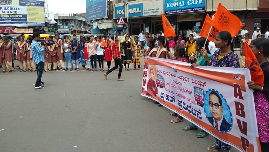 ಎಬಿವಿಪಿ ಕಾರ್ಯಕರ್ತರು ಕಲಬುರ್ಗಿಯ ಎಸ್‌ವಿಪಿ ವೃತ್ತದಲ್ಲಿ ರಸ್ತೆ ತಡೆ ನಡೆಸಿದರು