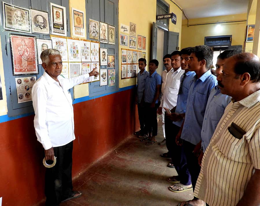 ವಿಜಯಪುರದ ಸರ್ಕಾರಿ ಪದವಿ ಪೂರ್ವ ಕಾಲೇಜಿನಲ್ಲಿ ಅಂಚೆ ಚೀಟಿಗಳ ಪ್ರದರ್ಶನದ ಮೂಲಕ ಶಾಲಾ ಮಕ್ಕಳಿಗೆ ಎಂ.ಆರ್.ಪ್ರಭಾಕರ್ ಅವರು ಮಾಹಿತಿ ನೀಡುತ್ತಿರುವುದು