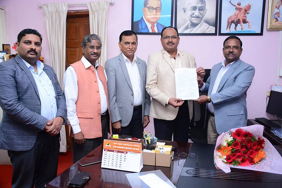 ಬೆಳಗಾವಿಯ ರಾಣಿ ಚನ್ನಮ್ಮ ವಿಶ್ವವಿದ್ಯಾಲಯದ ನೂತನ ಕುಲಪತಿಯಾಗಿ ಪ್ರೊ.ಎಂ. ರಾಮಚಂದ್ರಗೌಡ (ಎಡದಿಂದ 4ನೇಯವರು) ಅವರಿಗೆ ಪ್ರಭಾರ ಕುಲಪತಿ ಪ್ರೊ.ಎಸ್.ಎ. ಹುರಕಡ್ಲಿ ಗುರುವಾರ ಅಧಿಕಾರ ಹಸ್ತಾಂತರಿಸಿದರು