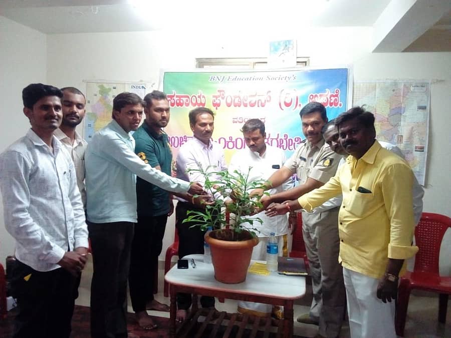 ಅಥಣಿಯಲ್ಲಿ ಸಹಾಯ ಪ್ರತಿಷ್ಠಾನದಿಂದ ಹಮ್ಮಿಕೊಂಡಿದ್ದ ಉಪನ್ಯಾಸ ಕಾರ್ಯಕ್ರಮವನ್ನು ಸಿಪಿಐ ಅಲಿಸಾಬ್ ಐ.ಬಿ., ಪ್ರವೀಣಶಾಸ್ತ್ರಿ ಹಿರೇಮಠ, ಡಿ.ಡಿ. ಮೇಕನಮರಡಿ ಇದ್ದಾರೆ